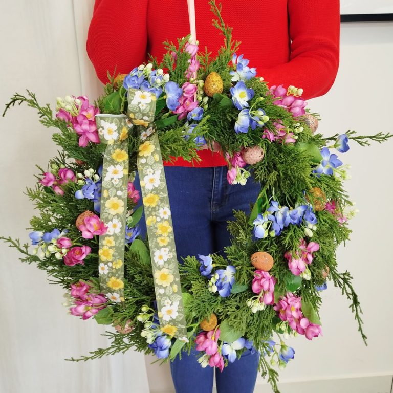 Wianek na drzwi ze sztucznych kwiatów wiosenny kolorowy 50cm