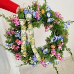 Wianek na drzwi ze sztucznych kwiatów wiosenny kolorowy 50cm