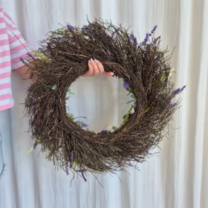 Wianek na drzwi ze sztucznych kwiatów z lawendą 60cm