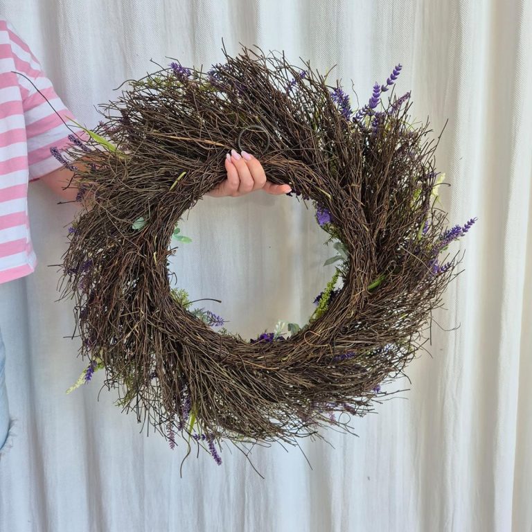 Wianek na drzwi ze sztucznych kwiatów z lawendą 60cm