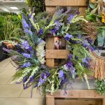 Wianek na drzwi ze sztucznych kwiatów z lawendą 60cm