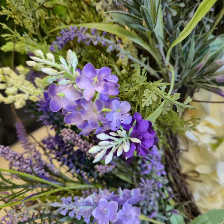 Wianek na drzwi ze sztucznych kwiatów z lawendą 60cm