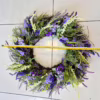 Wianek na drzwi ze sztucznych kwiatów z lawendą 60cm