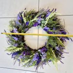 Wianek na drzwi ze sztucznych kwiatów z lawendą 60cm