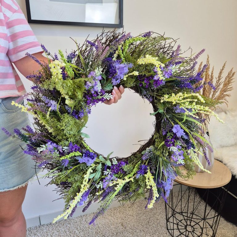 Wianek na drzwi ze sztucznych kwiatów z lawendą 60cm
