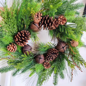 Wianek sztuczny z szyszkami i dzwonkami śr.60cm