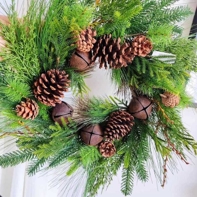Wianek sztuczny z szyszkami i dzwonkami śr.60cm
