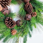 Wianek sztuczny z szyszkami i dzwonkami śr.60cm