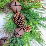 Wianek sztuczny z szyszkami i dzwonkami śr.60cm