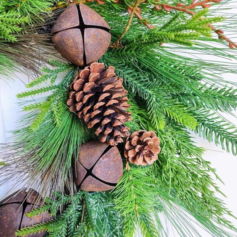 Wianek sztuczny z szyszkami i dzwonkami śr.60cm