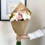 Bukiet kwiatów ciętych - kolorowe goździki