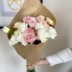 Bukiet kwiatów ciętych - kolorowe goździki