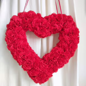 Wianek na drzwi serce ze sztucznych kwiatów goździk ręcznie robiony