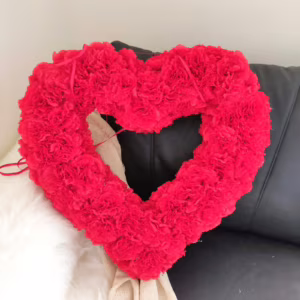 Wianek na drzwi serce ze sztucznych kwiatów goździk ręcznie robiony