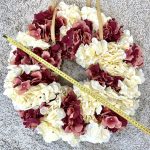 Wianek na drzwi ze sztucznych kwiatów hortensji kremowo-bordowy - 50cm - ręcznie robiony