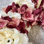 Wianek na drzwi ze sztucznych kwiatów hortensji kremowo-bordowy - 50cm - ręcznie robiony