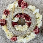 Wianek na drzwi ze sztucznych kwiatów hortensji kremowo-bordowy - 50cm - ręcznie robiony