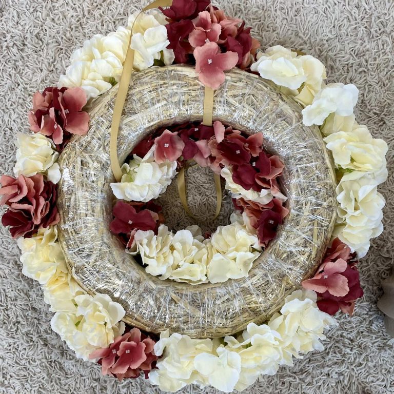 Wianek na drzwi ze sztucznych kwiatów hortensji kremowo-bordowy - 50cm - ręcznie robiony