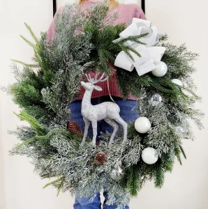 Wianek na drzwi świąteczny bożonarodzeniowy sztuczny z jeleniem 65cm