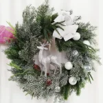 Wianek na drzwi świąteczny bożonarodzeniowy sztuczny z jeleniem 65cm