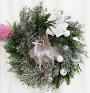 Wianek na drzwi świąteczny bożonarodzeniowy sztuczny z jeleniem 65cm