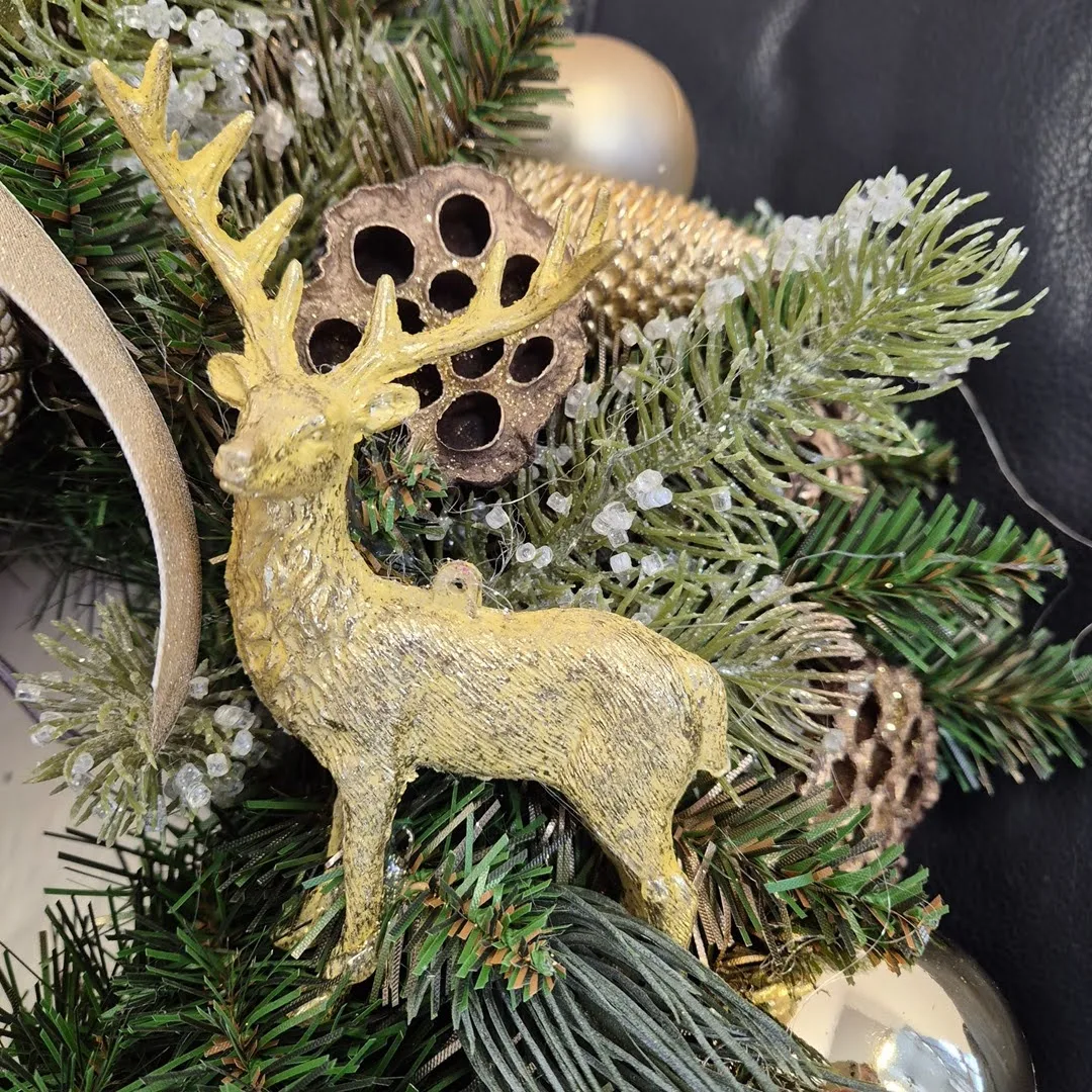 Wianek na drzwi świąteczny bożonarodzeniowy złoty z jeleniem 50cm
