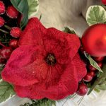 Wianek na drzwi świąteczny bożonarodzeniowy czerwone  kwiaty sztuczny 50cm