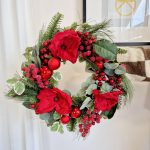 Wianek na drzwi świąteczny bożonarodzeniowy czerwone  kwiaty sztuczny 50cm