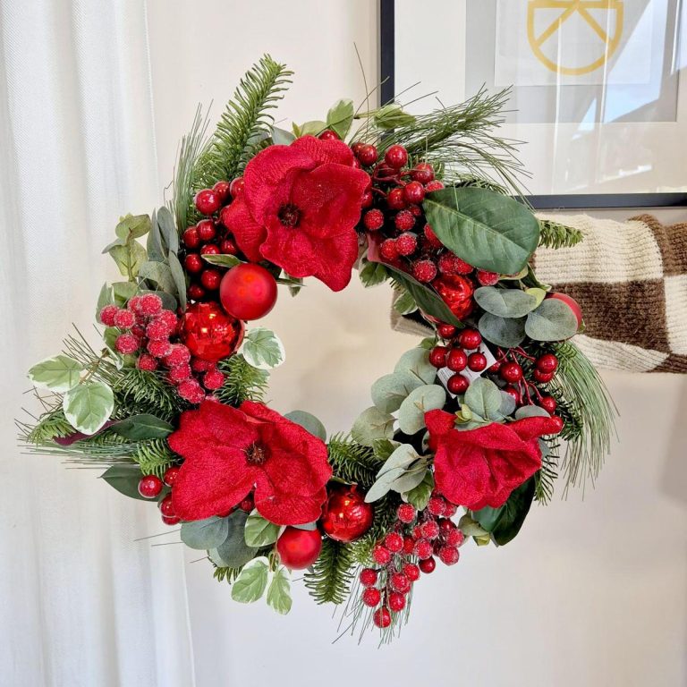 Wianek na drzwi świąteczny bożonarodzeniowy czerwone  kwiaty sztuczny 50cm