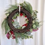 Wianek na drzwi świąteczny bożonarodzeniowy czerwone  kwiaty sztuczny 50cm