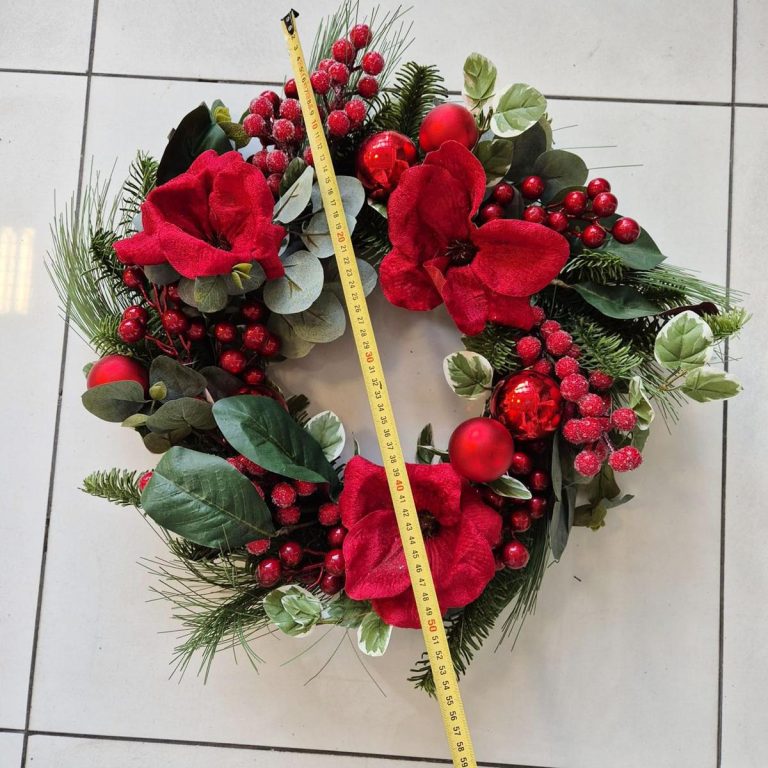 Wianek na drzwi świąteczny bożonarodzeniowy czerwone  kwiaty sztuczny 50cm