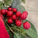 Wianek na drzwi świąteczny bożonarodzeniowy czerwone  kwiaty sztuczny 50cm