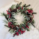 Wianek na drzwi z ilexem sztuczny 55cm