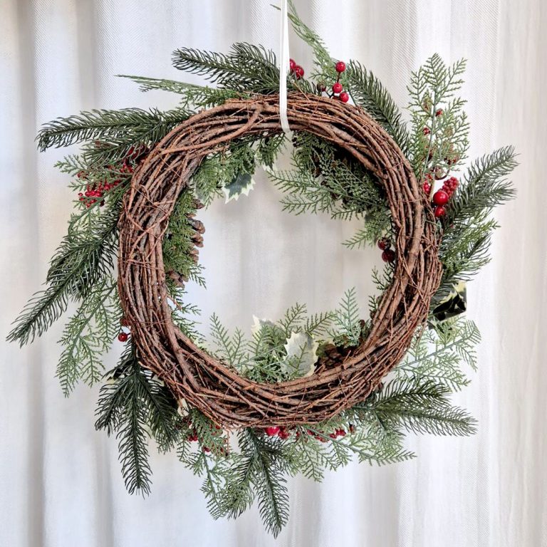 Wianek na drzwi z ilexem sztuczny 55cm