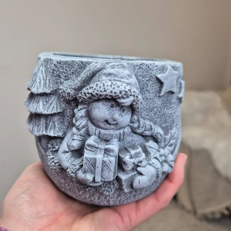 Osłonka na doniczkę betonowa z dziewczynką z prezentami 8,5cm