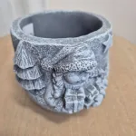 Osłonka na doniczkę betonowa z dziewczynką z prezentami 8,5cm