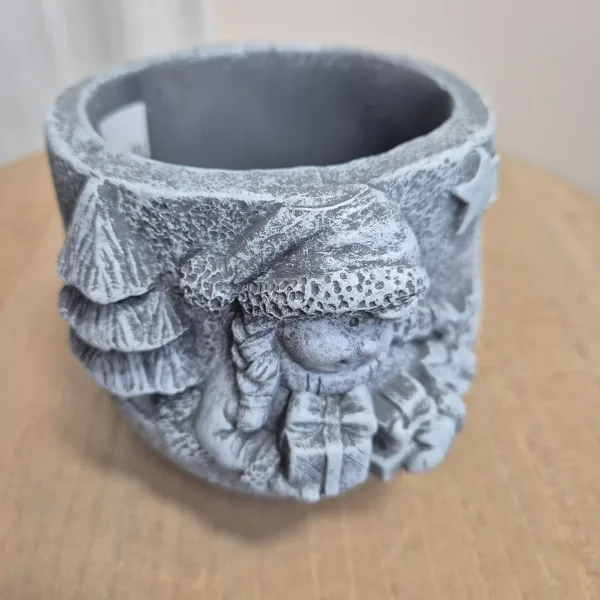 Osłonka na doniczkę betonowa z dziewczynką z prezentami 8,5cm