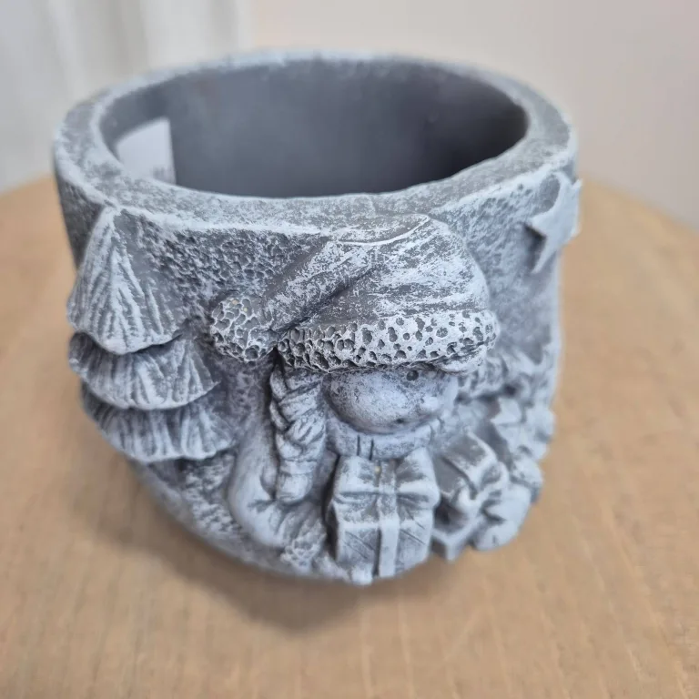 Osłonka na doniczkę betonowa z dziewczynką z prezentami 8,5cm