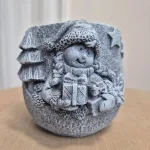 Osłonka na doniczkę betonowa z dziewczynką z prezentami 8,5cm