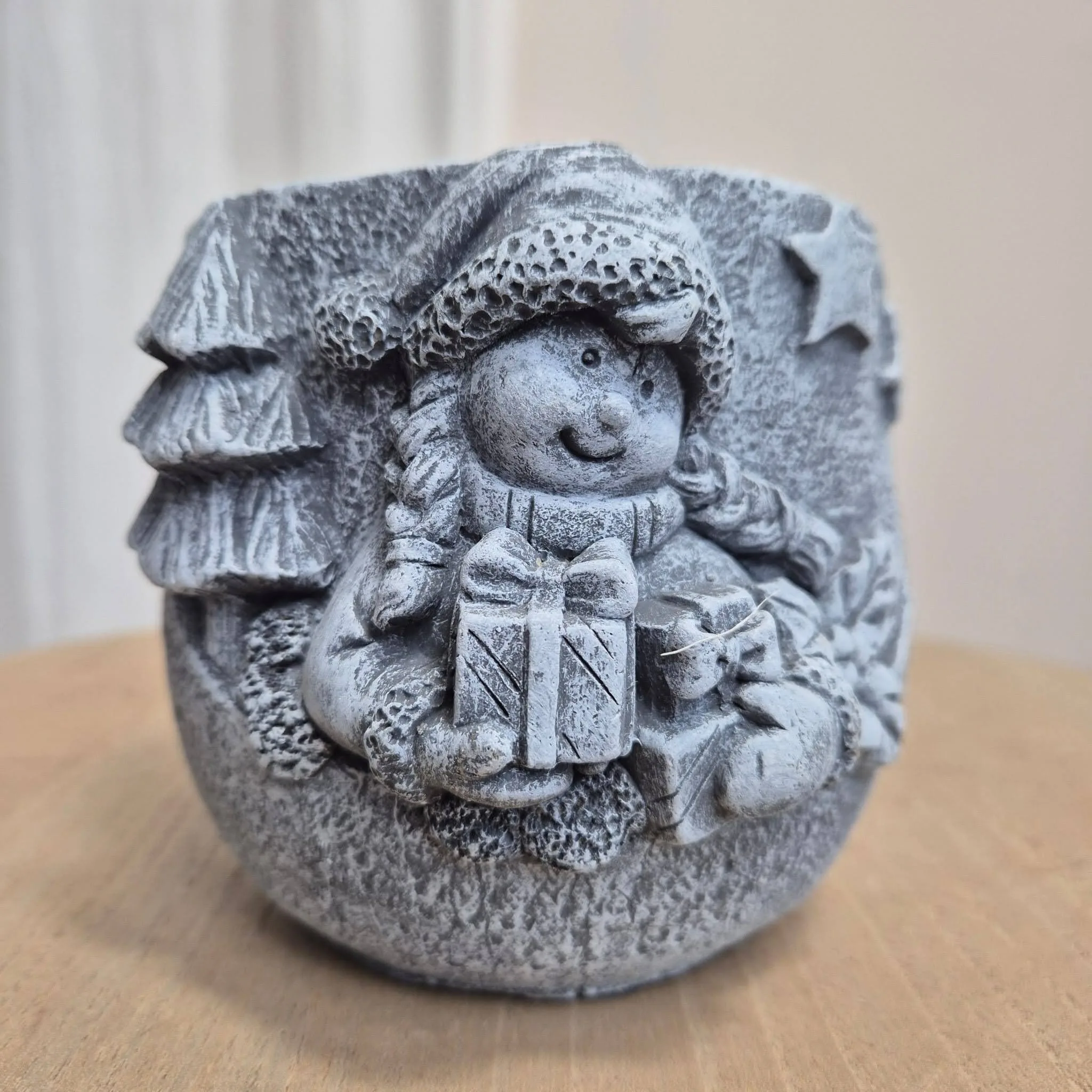 Osłonka na doniczkę betonowa z dziewczynką z prezentami 8,5cm