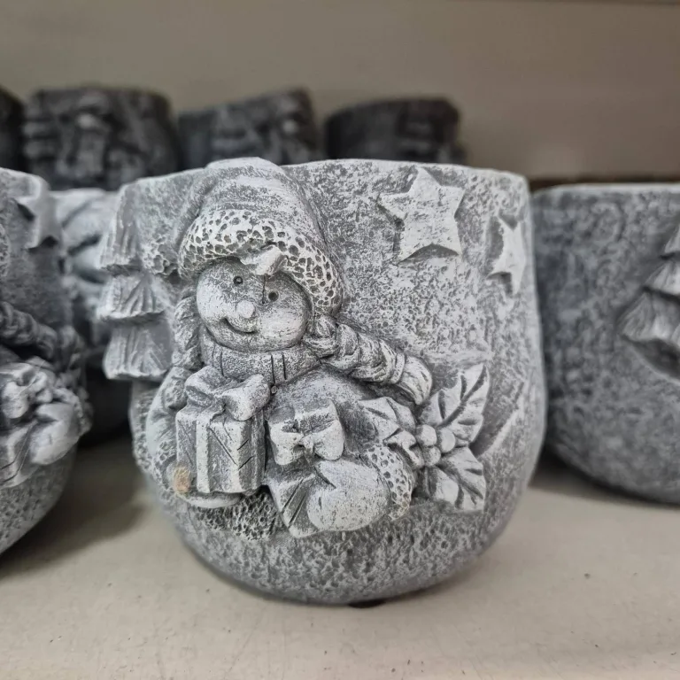 Osłonka na doniczkę betonowa z dziewczynką z prezentami 8,5cm