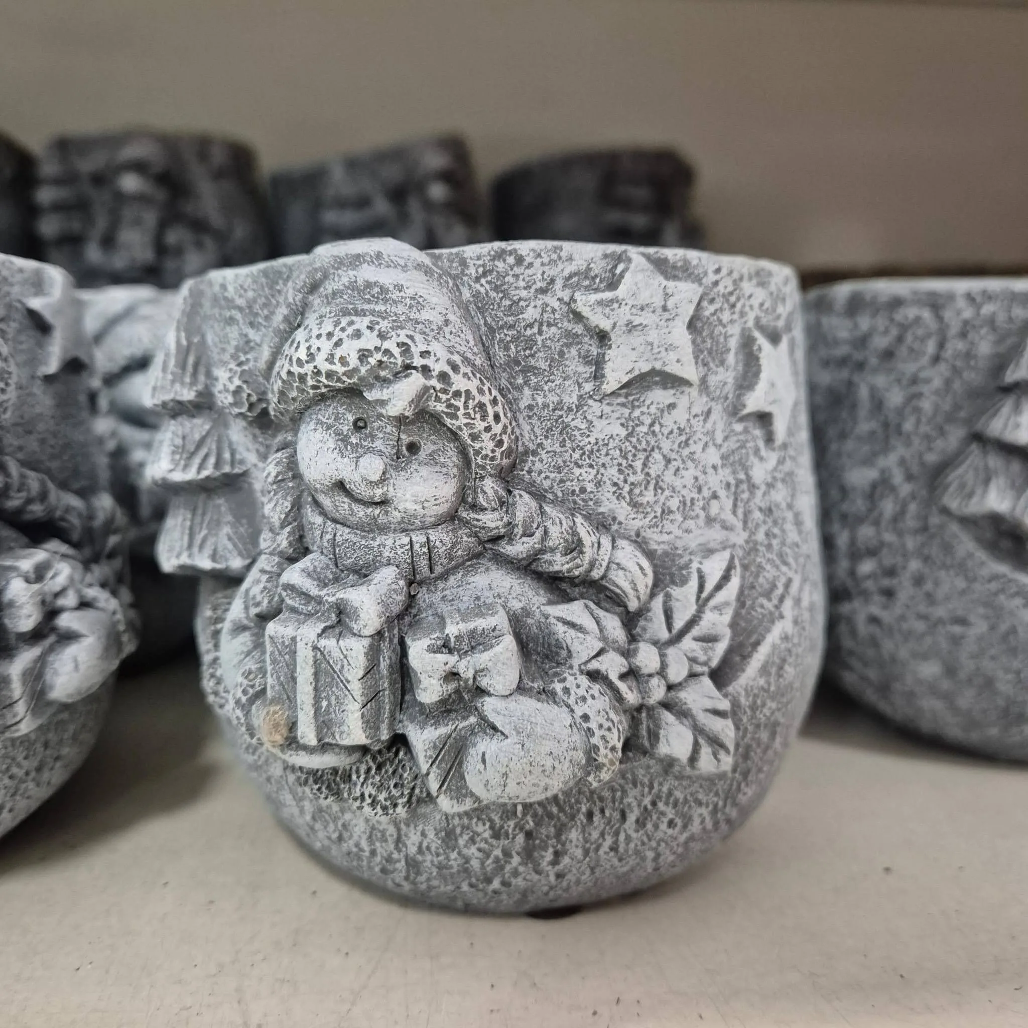 Osłonka na doniczkę betonowa z dziewczynką z prezentami 8,5cm