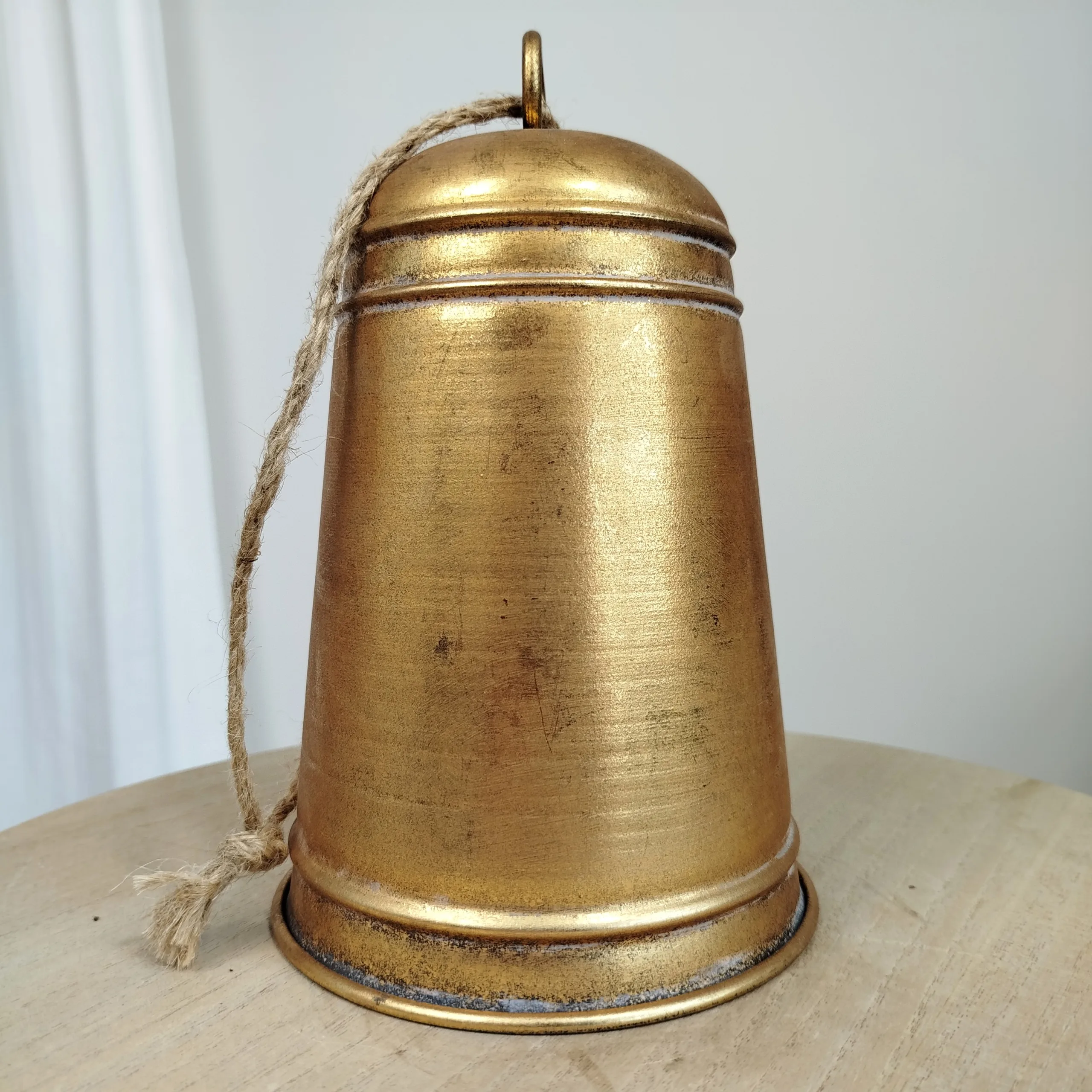 Metalowy świąteczny dzwon - złota ozdoba na drzwi 24cm