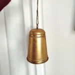 Metalowy świąteczny dzwon - złota ozdoba na drzwi 24cm