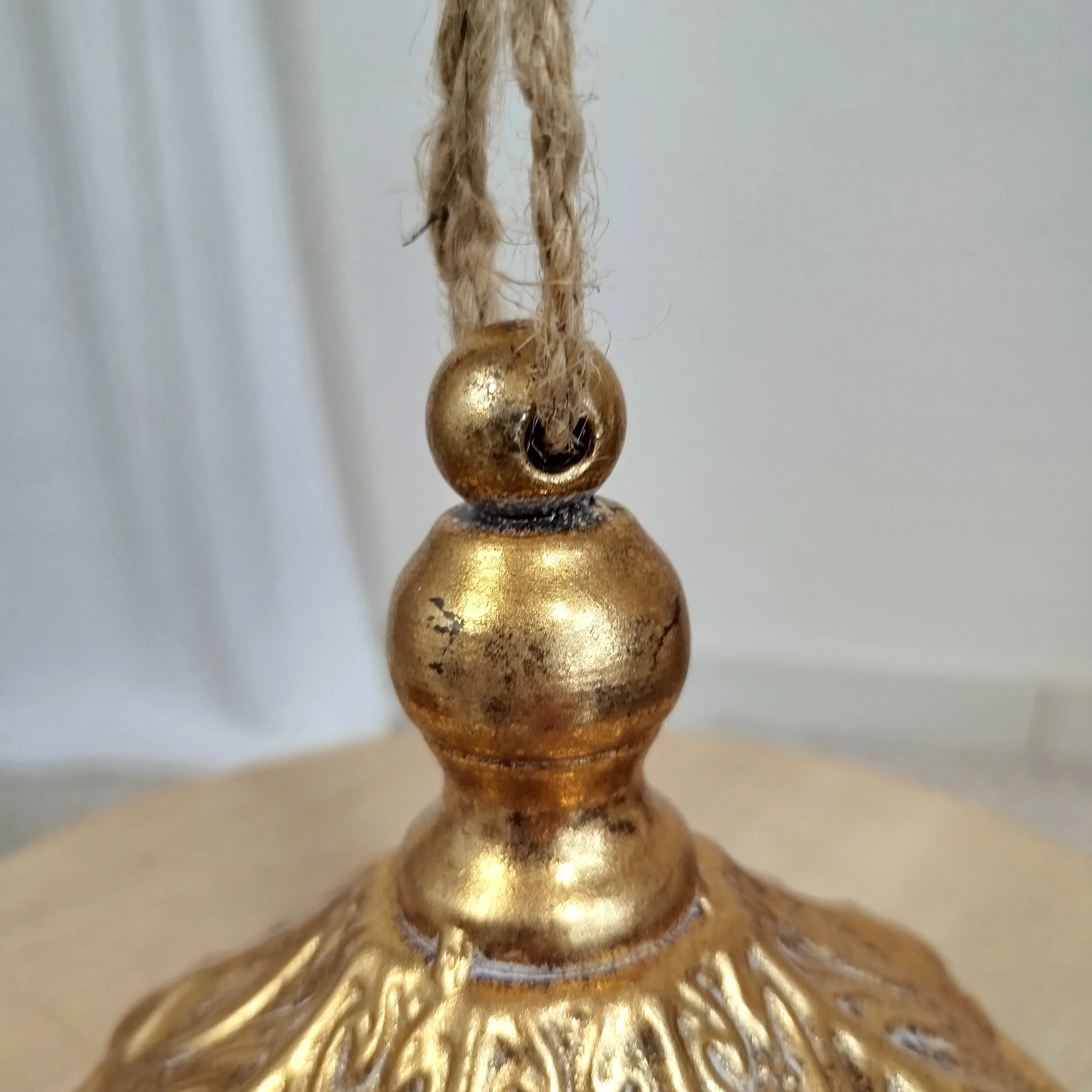 Dzwon metalowy złoty okrągły - ozdoba na drzwi 18cm