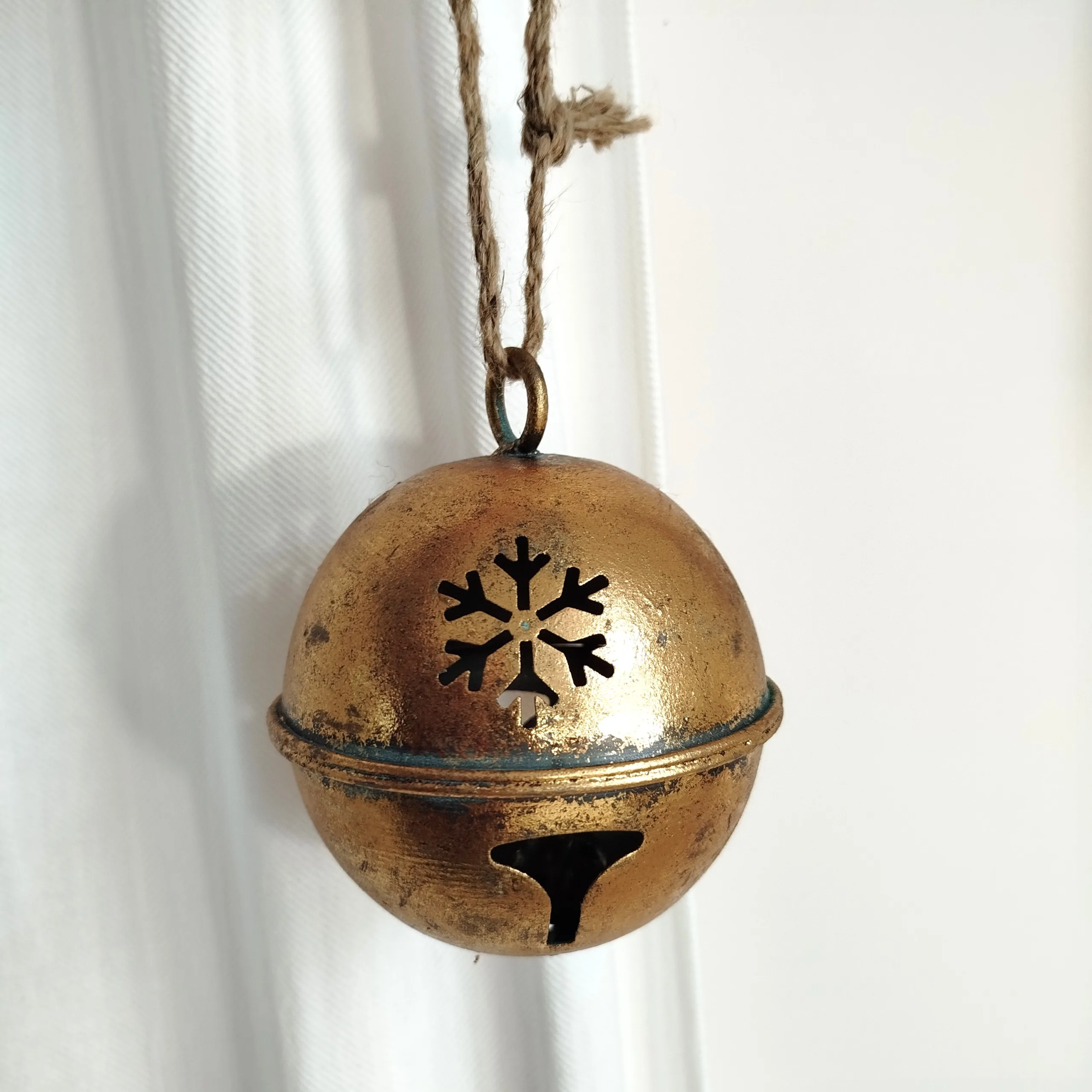 Dzwon metalowy złoty okrągły - ozdoba na drzwi 14cm