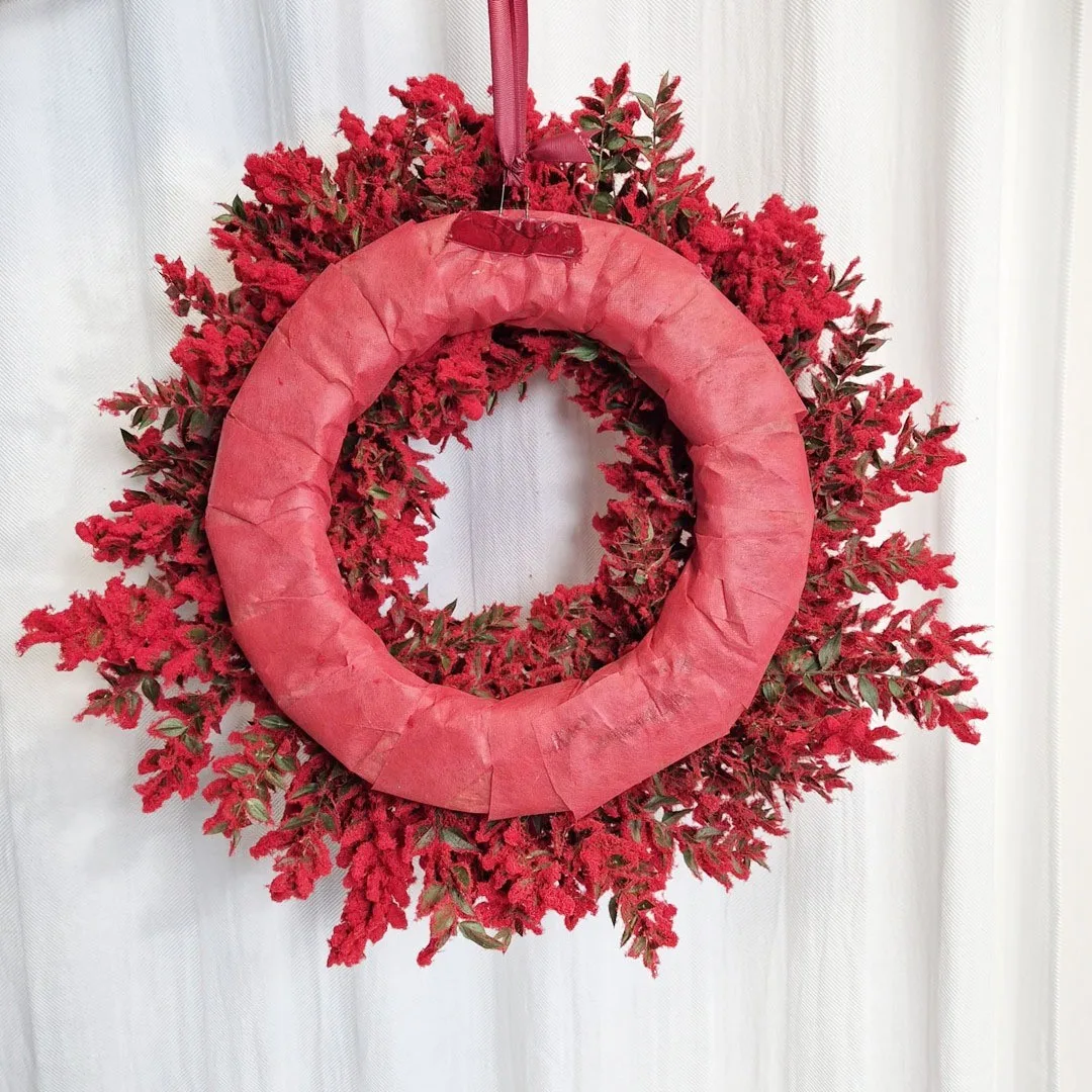 Wianek na drzwi świąteczny bożonarodzeniowy z czerwonych oprószonych gałązek 50cm