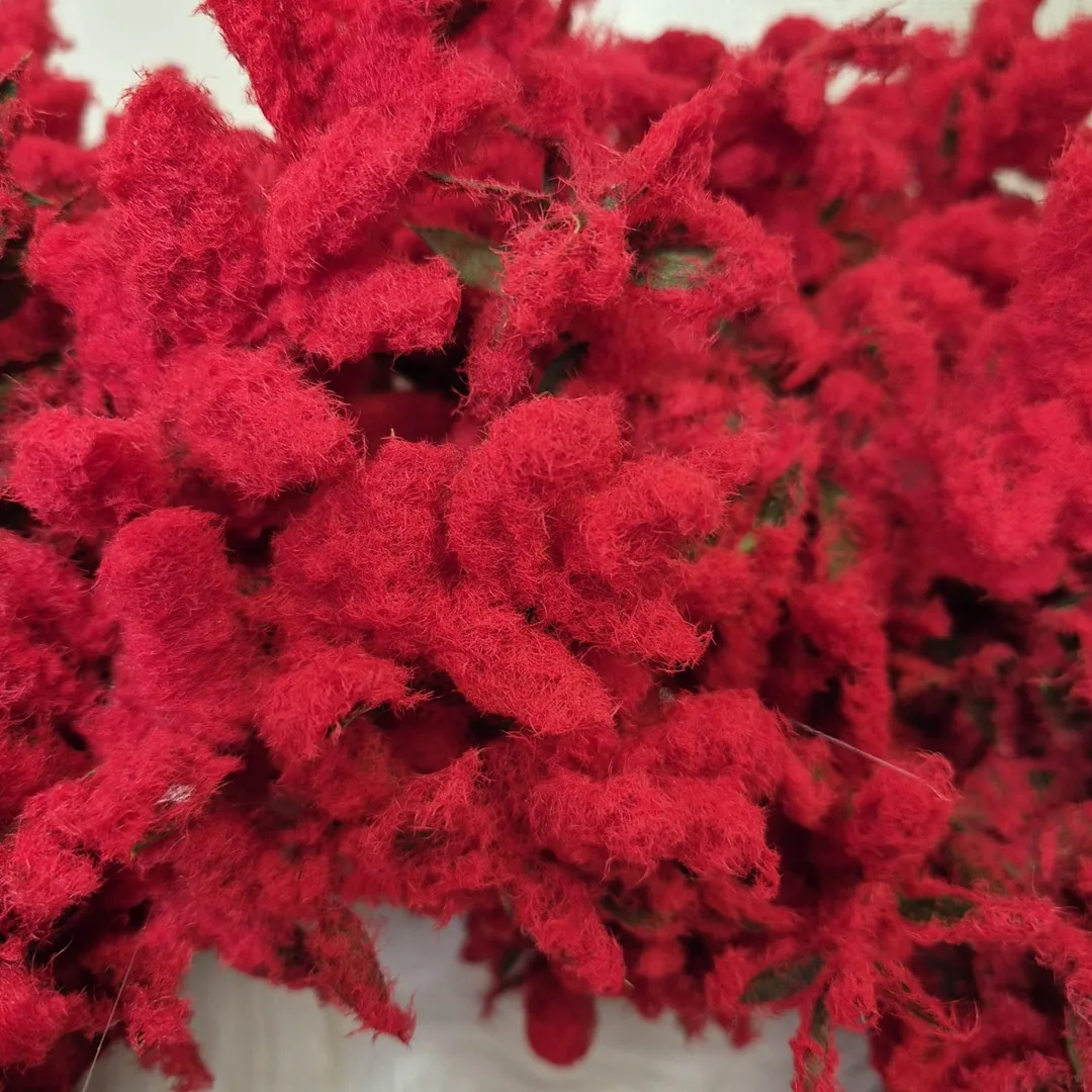 Wianek na drzwi świąteczny bożonarodzeniowy z czerwonych oprószonych gałązek 50cm