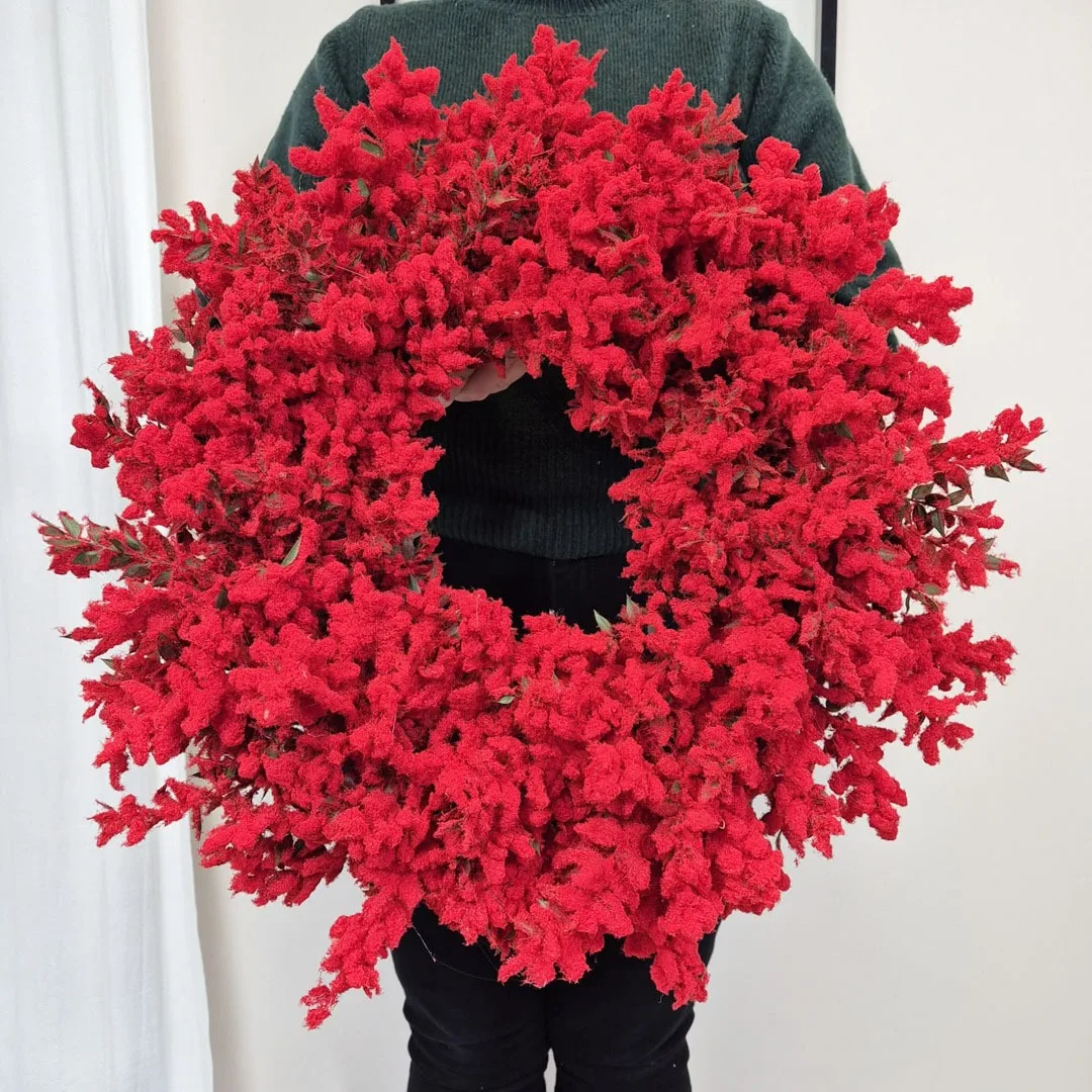 Wianek na drzwi świąteczny bożonarodzeniowy z czerwonych oprószonych gałązek 50cm