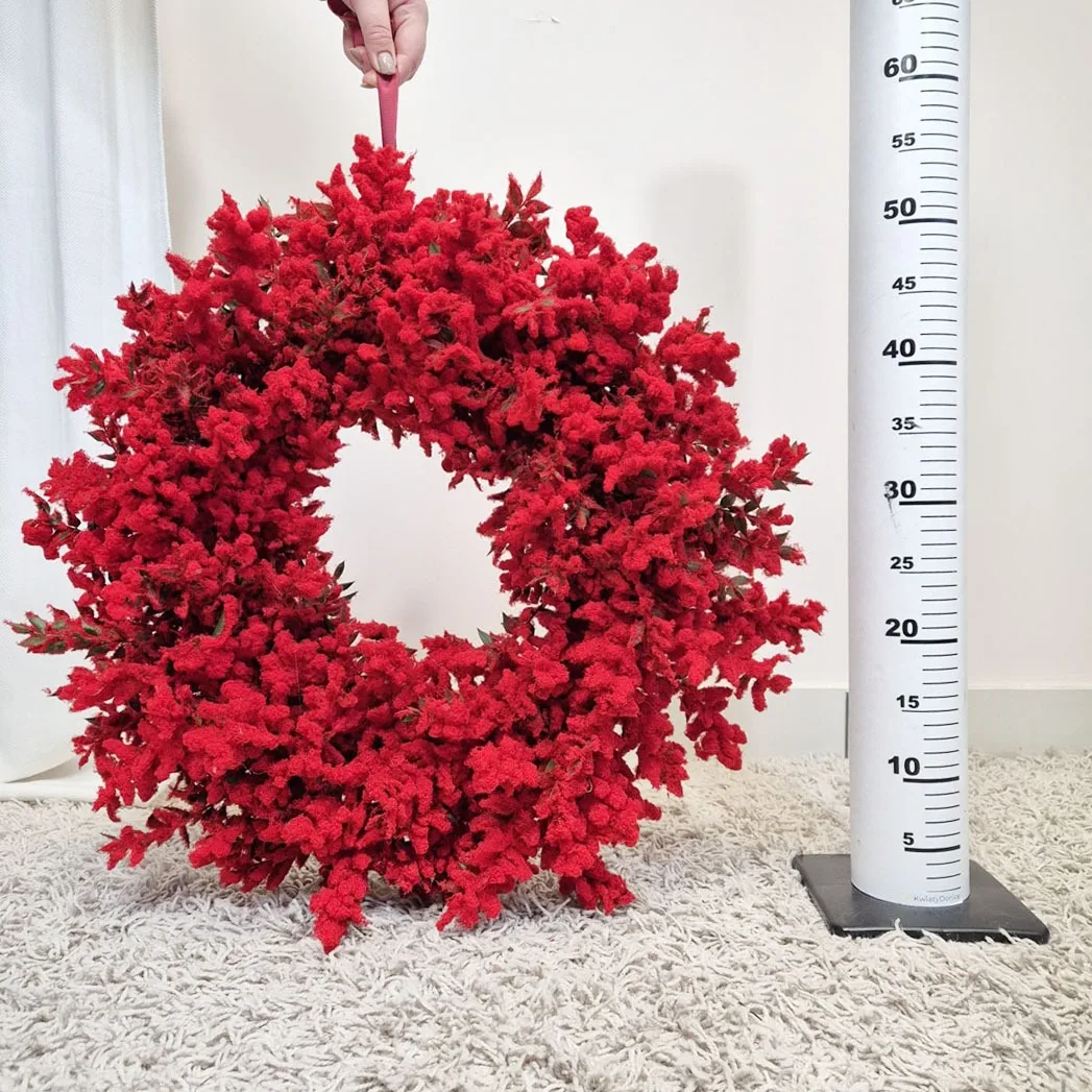 Wianek na drzwi świąteczny bożonarodzeniowy z czerwonych oprószonych gałązek 50cm